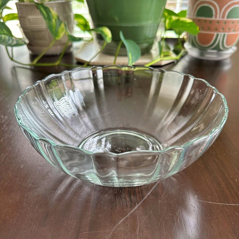 Vtg Arcoroc Clear Glass Serving Bowl Scalloped Rim 9" diameter Salad Chips Bread